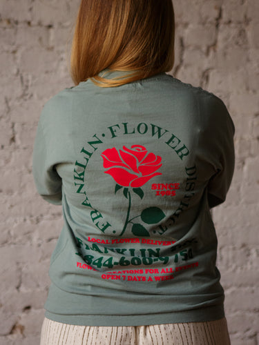 Long sleeve graphic crew neck tee with relaxed fit and long length in 100% cotton fabric.