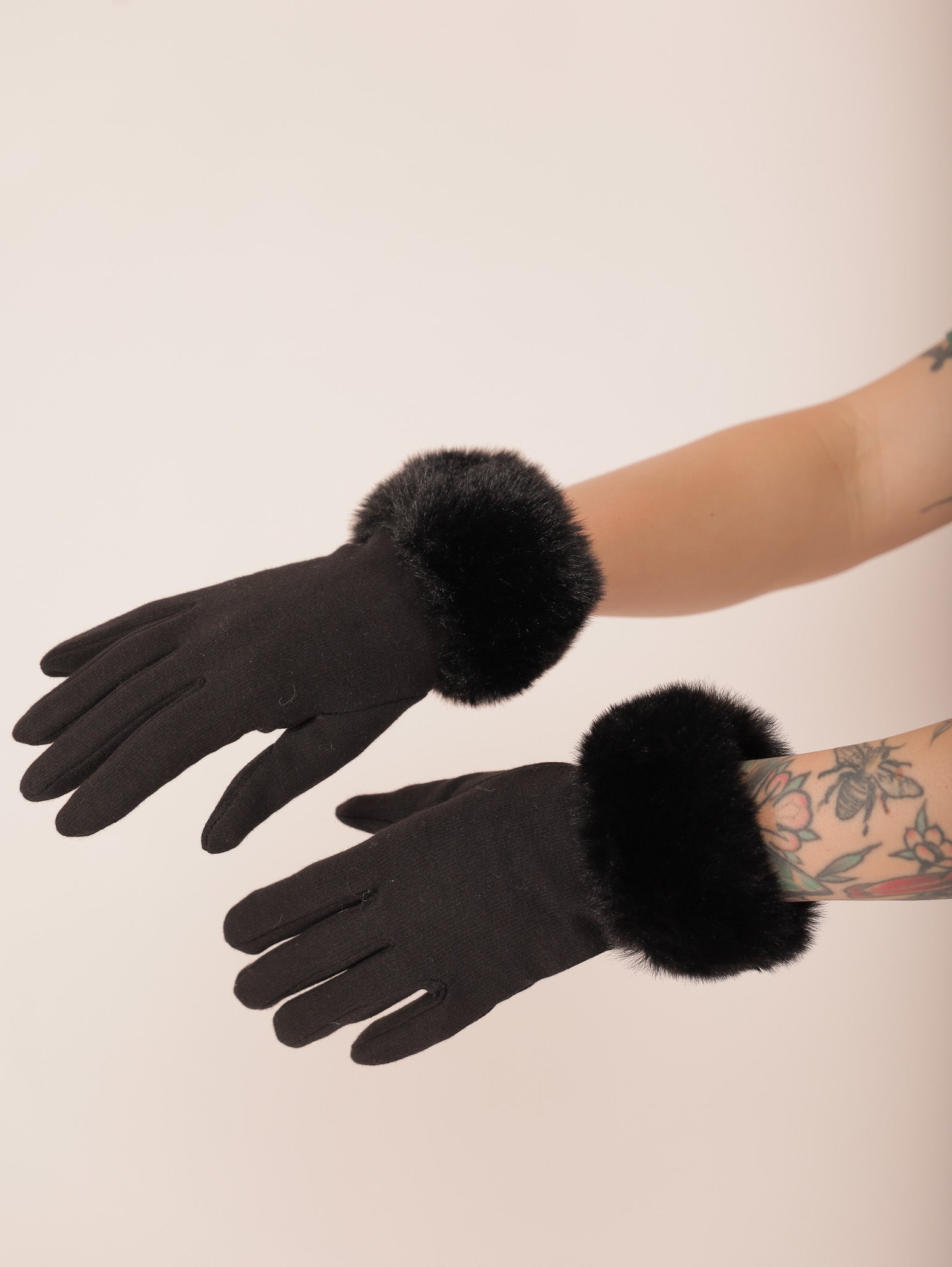 Molly Green - Holding Hands Gloves - Accessories