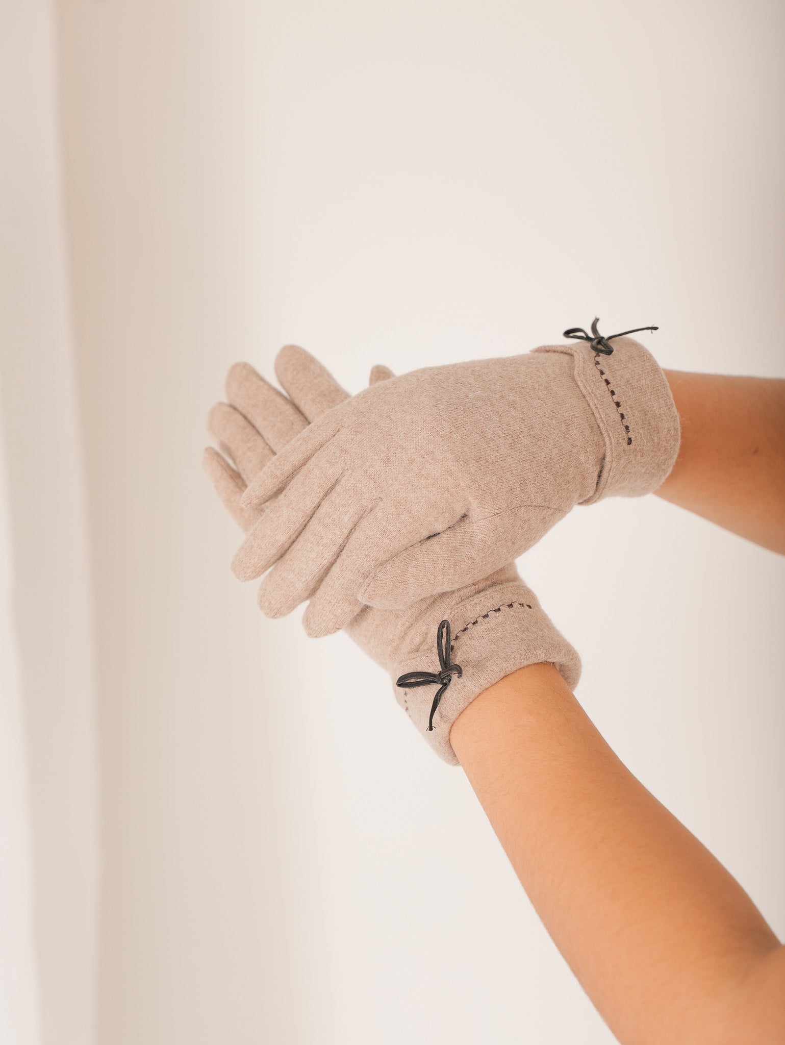 Molly Green - Little Bow Smart Touch Gloves - Accessories